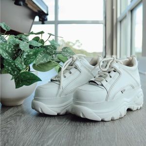 ❗️SOLD❗️Buffalo London classic white platform sneaker! 👟 Worn once!